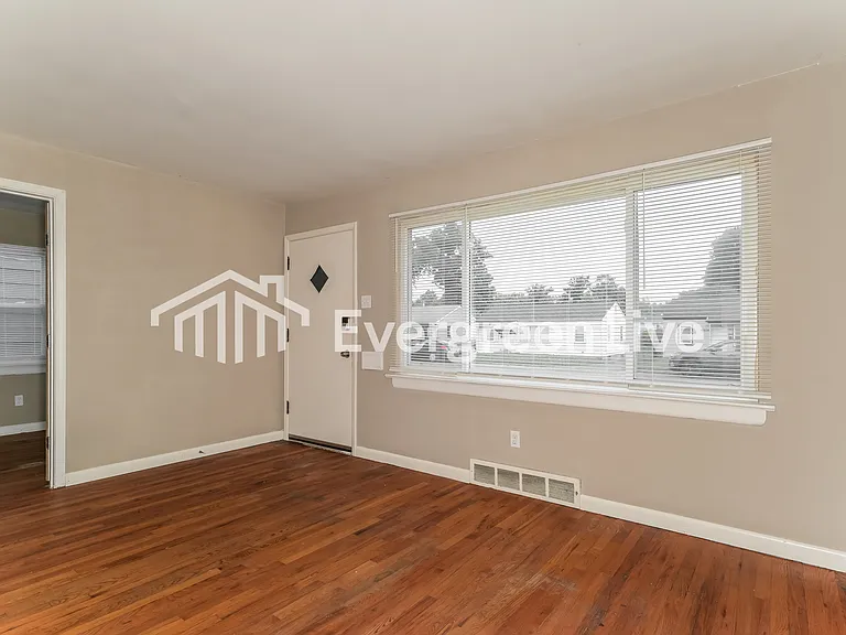 9708 Theodosia Ave — Photo 3