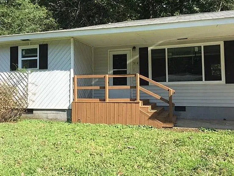 514 Lullwater Rd — Photo 1