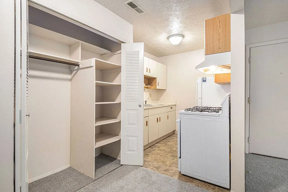 Glen Oaks Apartments — Photo 4
