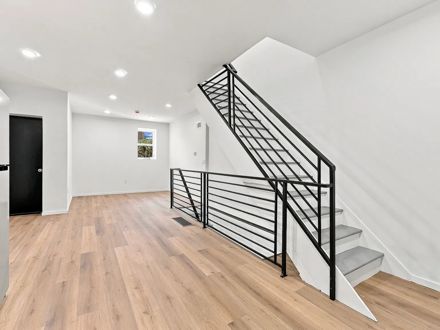 5 bed, 1000 sqft, $2,200 — Photo 2