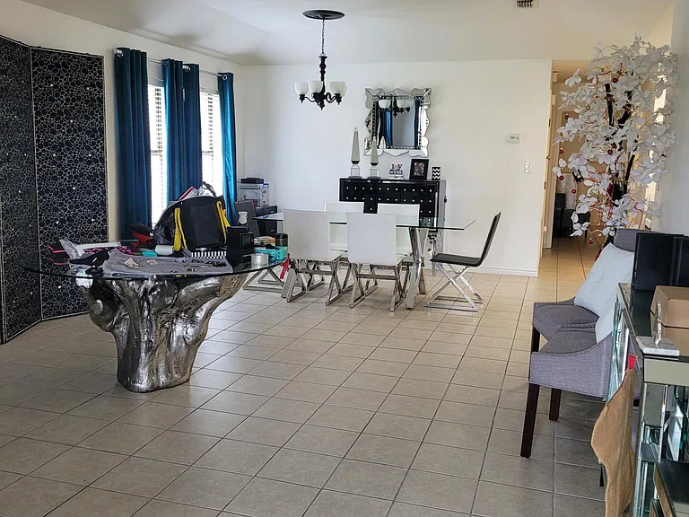1000 Camelot Dr — Photo 4