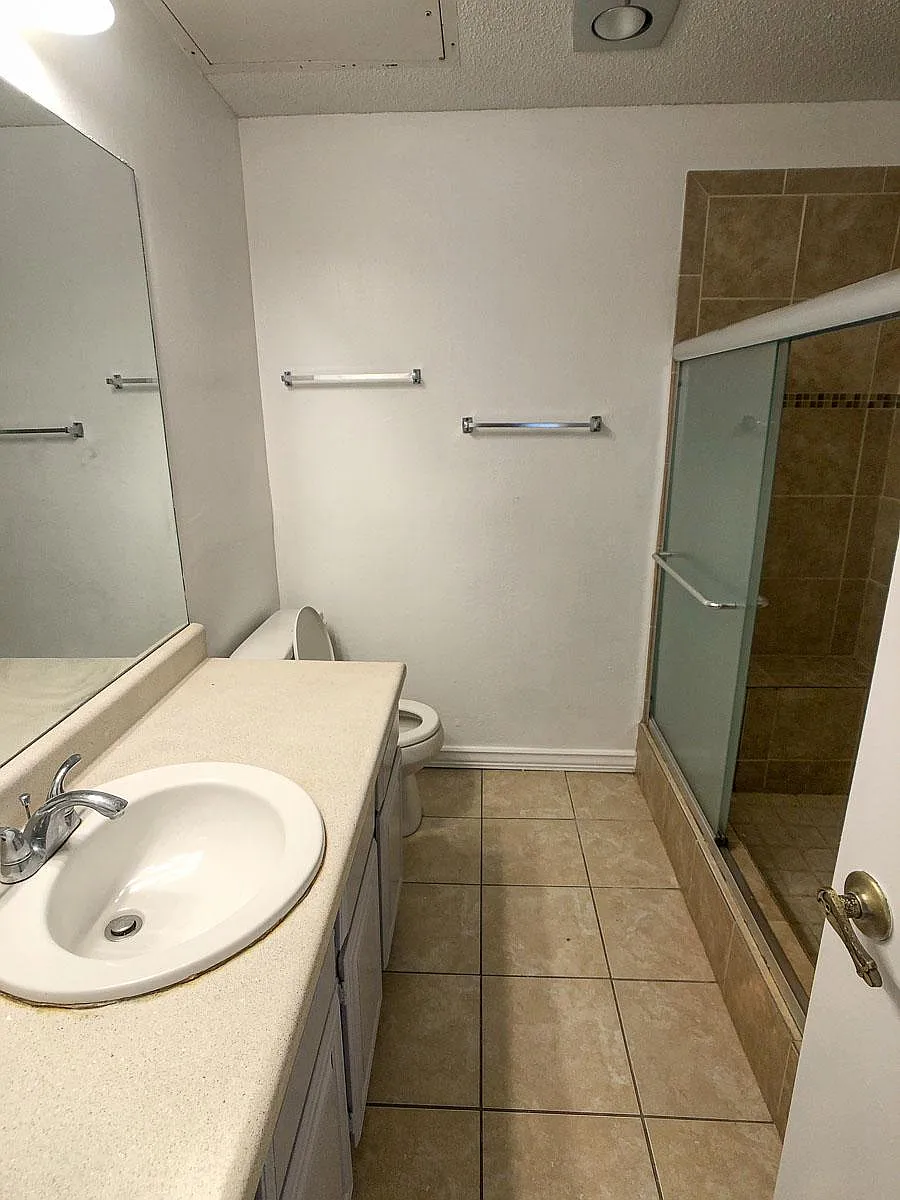Building Photo - 806 W 24th St #112