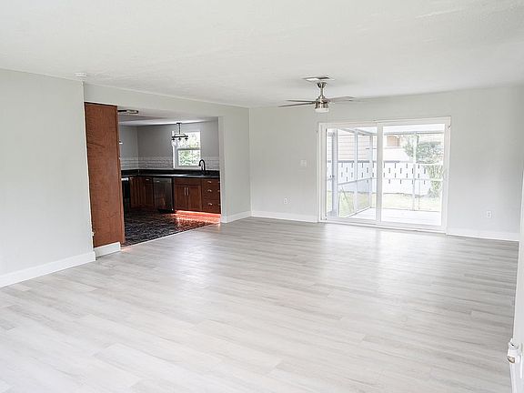 3rd image of 2621R Tropic St