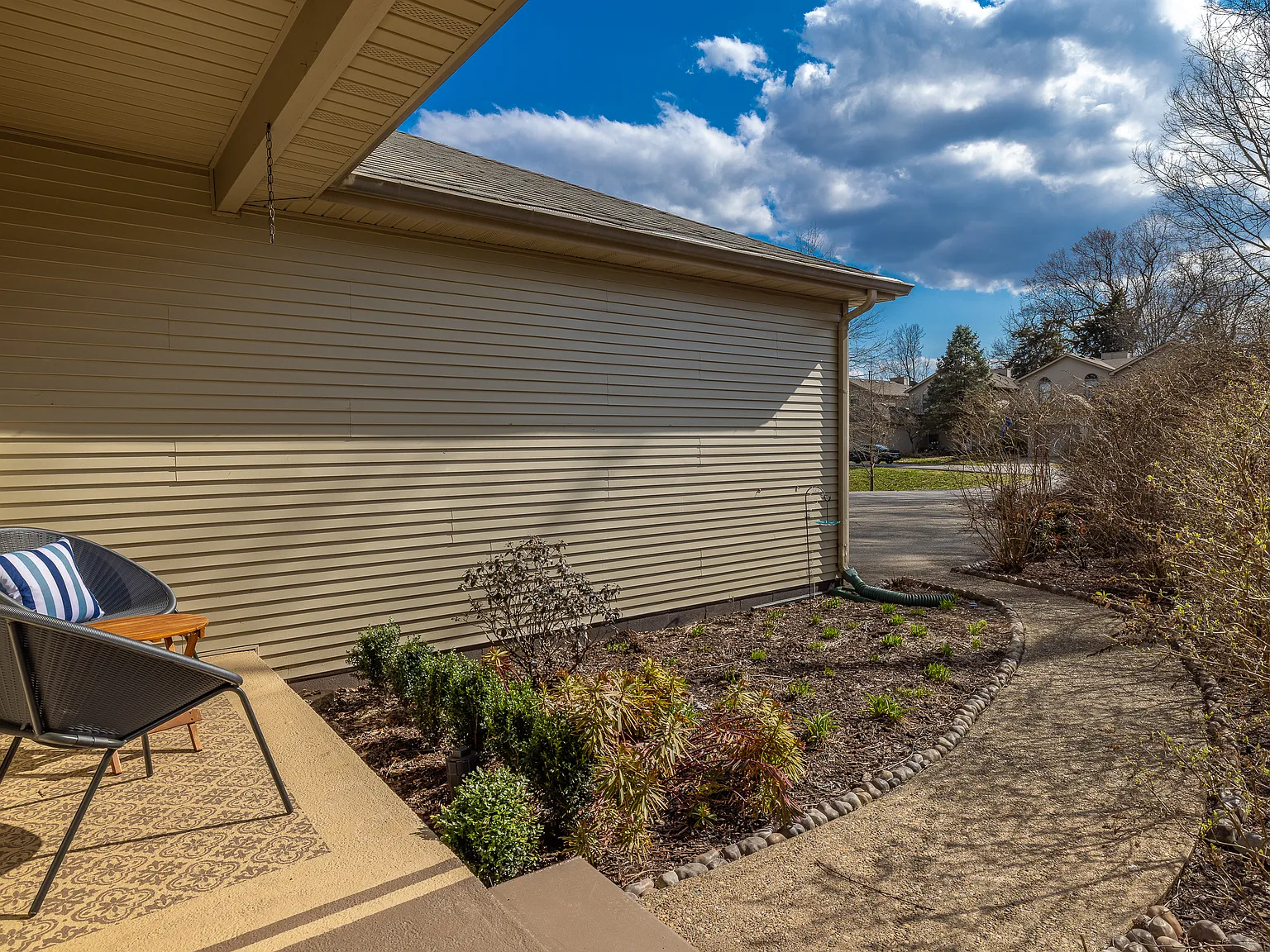 285 Rosemont Gdn — Photo 4
