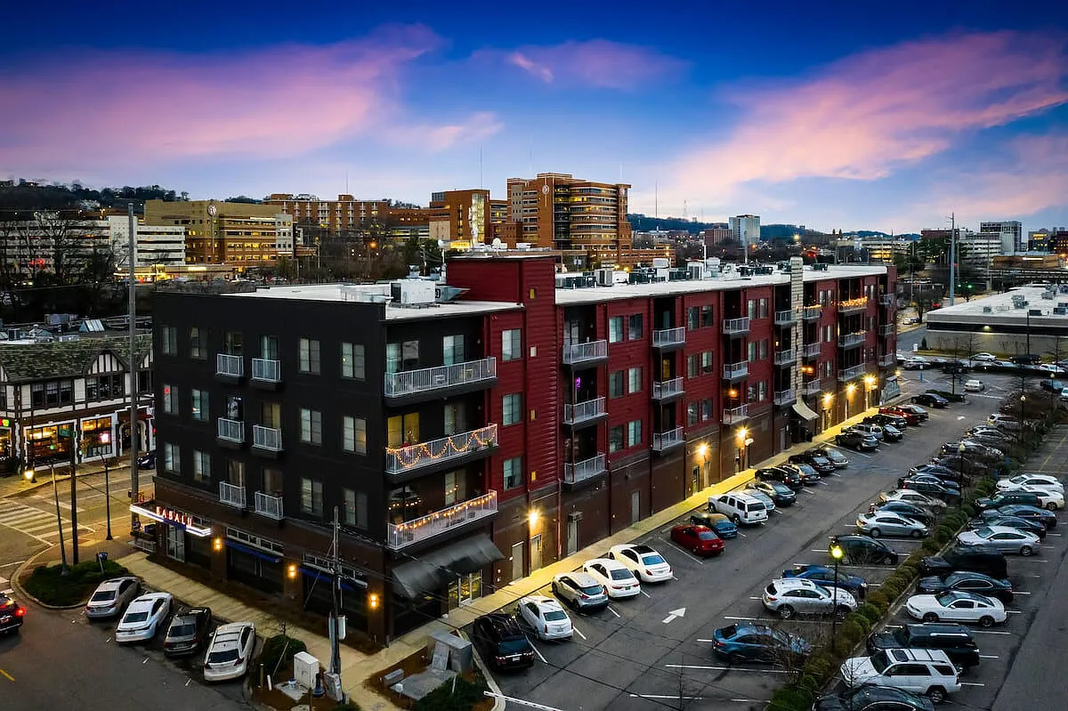 Rise Lakeview — Photo 2