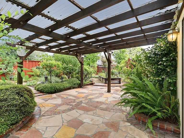 927 Lorne Way — Photo 39
