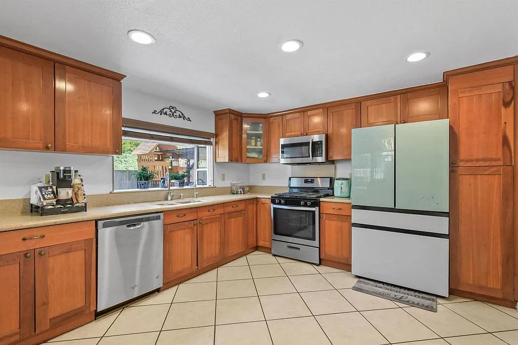 4 bed, 2.5 bath, 2099 sqft, $5,300 — Photo 3