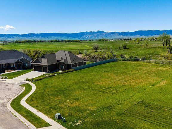 3rd image of 634 Mountain Shadows Blvd