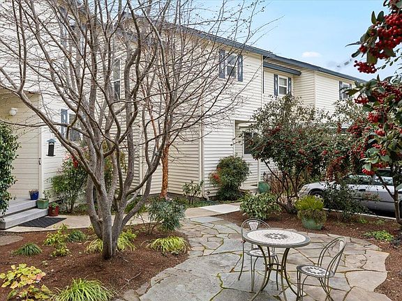 3rd image of 483 Tulipan Way