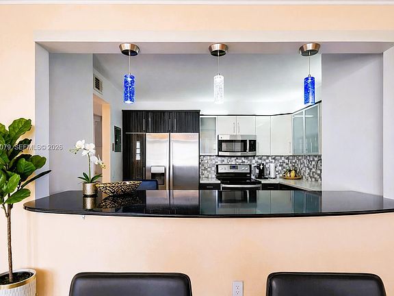 4th image of 2851 NE 183rd St APT 906E