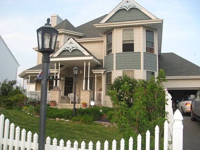 Beautiful Victorian with Arap Around Deck