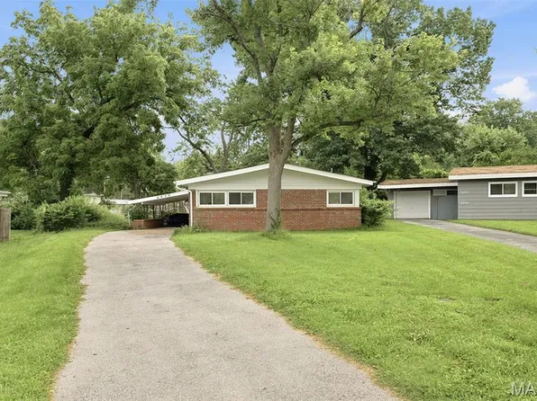 6830 Friarwood Dr, Saint Louis, MO 63134
