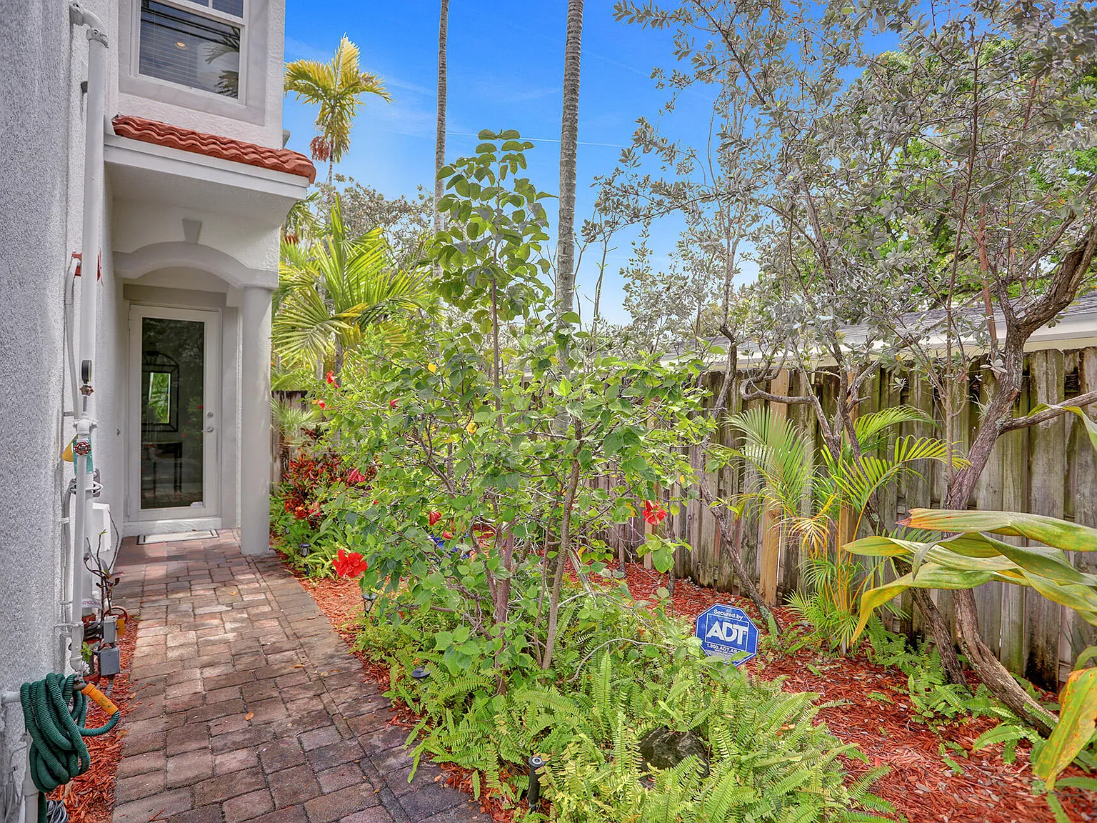 3 bed, 2.5 bath, 2142 sqft, $5,000 — Photo 3
