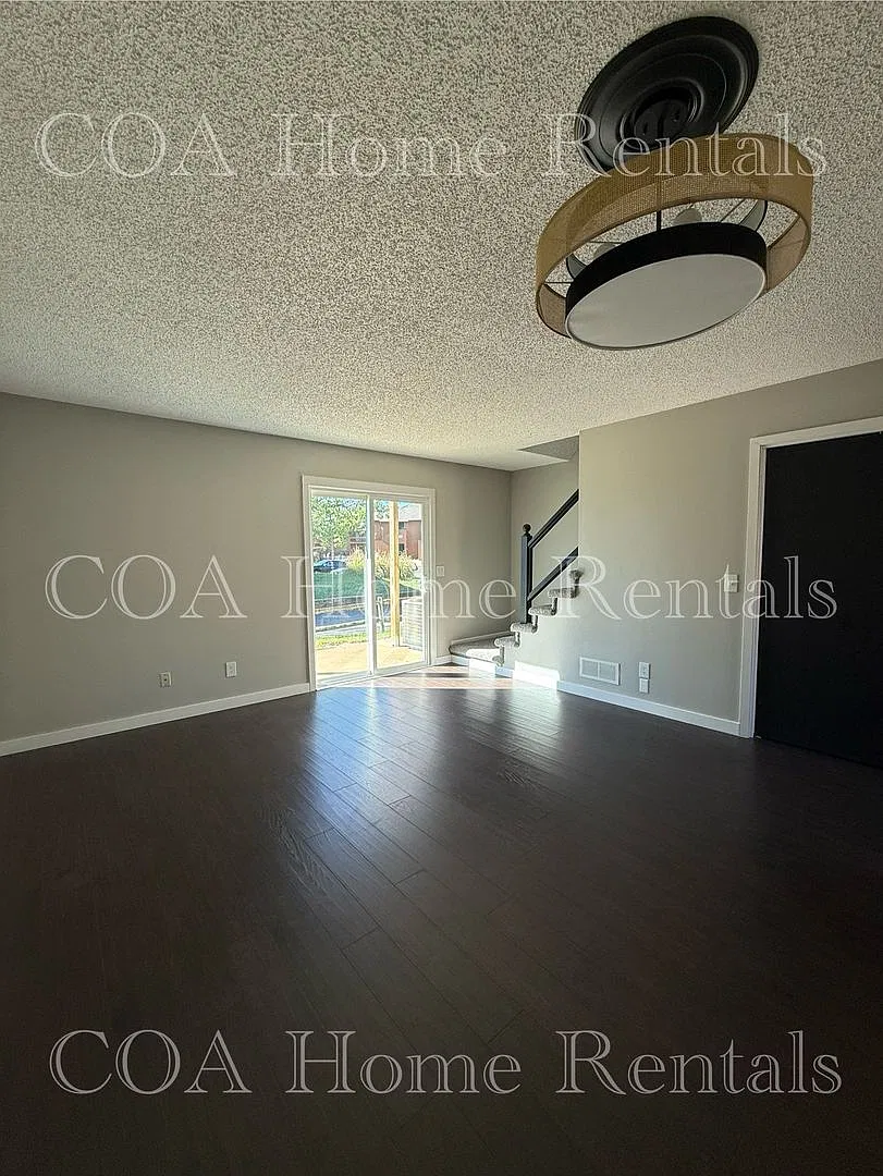 Beautiful Remodeled Town Home — Photo 3