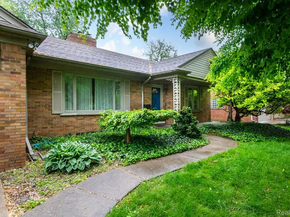20550 Fairway Ln, Grosse Pointe Woods, MI 48236