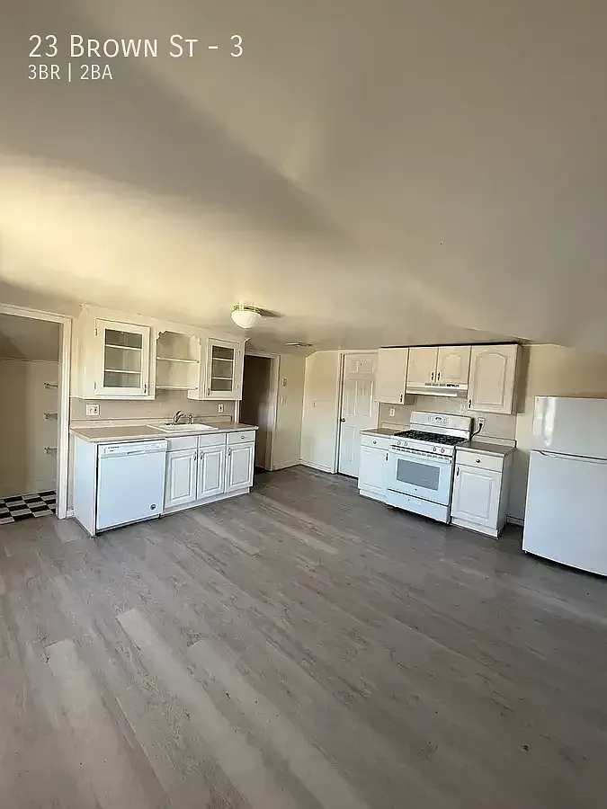 23 Brown St APT 3 — Photo 2