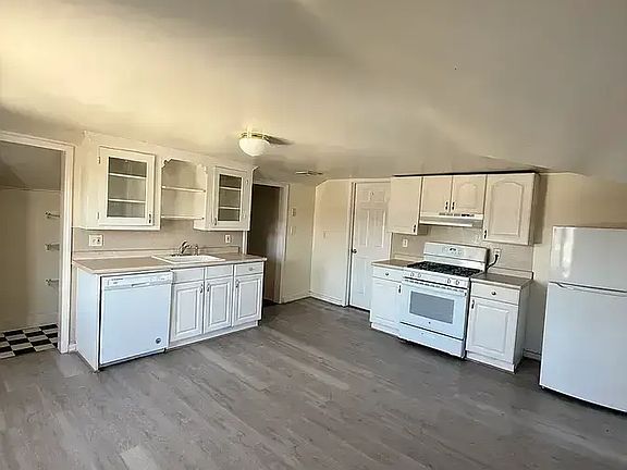 2nd image of 23 Brown St APT 3