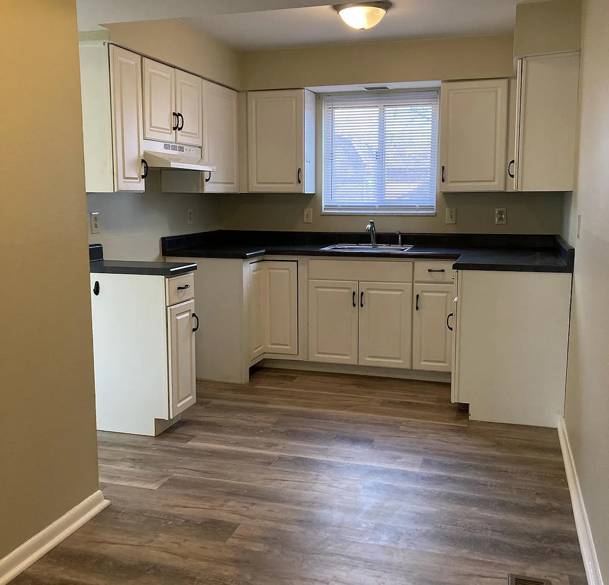 3 bed, 1.5 bath, 1308 sqft, $1,295 — Photo 2