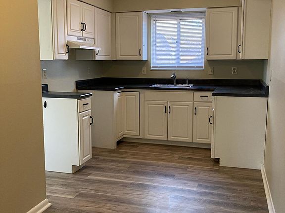 2nd image of 1107 Cambridge Ct