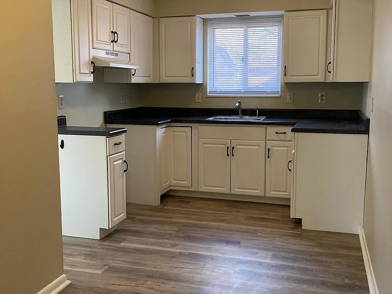 1107 Cambridge Ct — Photo 2