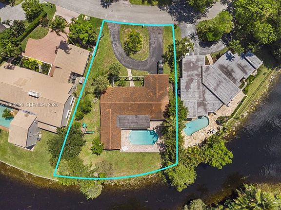 2nd image of 620 Lake Dasha Cir