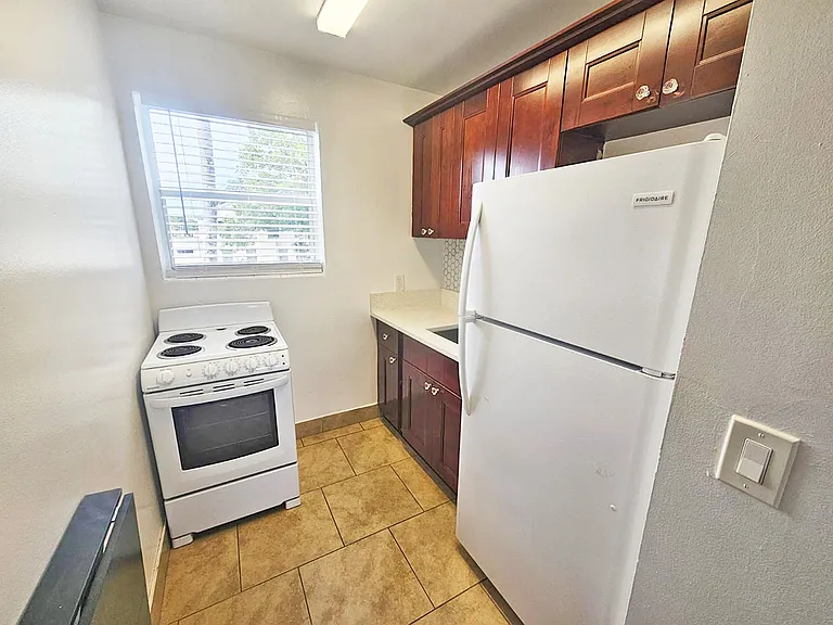 2915 Broadway — Photo 2