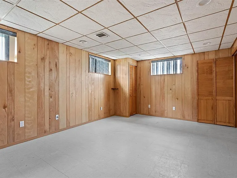 12 Pinelawn Ave — Photo 3