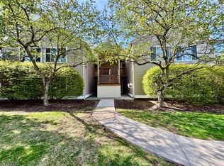 12 Falcon Ridge Way N, Hamburg, NJ 07419