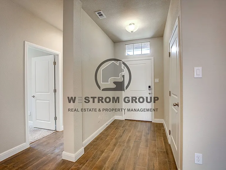 820 Greenford Mnr — Photo 3