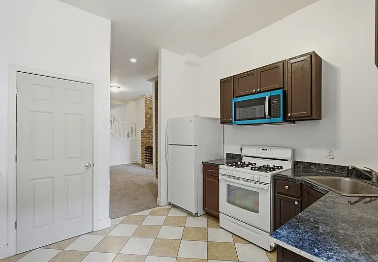 2546 W Baltimore St — Photo 7