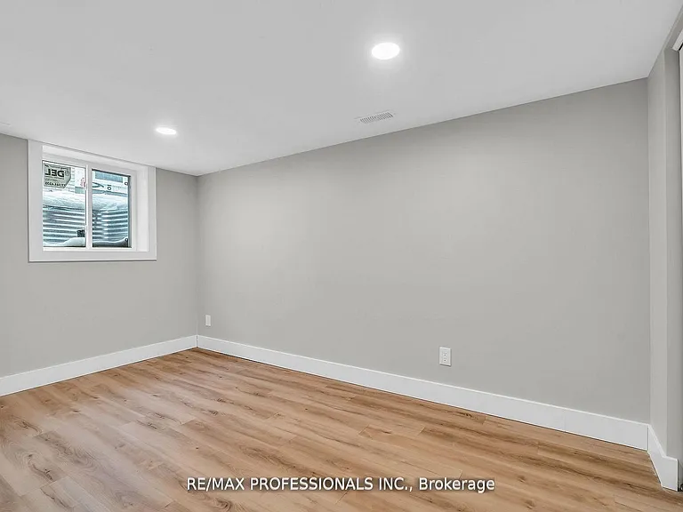 139 Byron Ave #LOWER — Photo 16