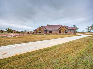 102 Horse Whisperer Ct, Decatur, TX 76234