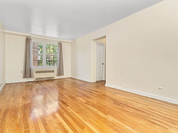 2nd image of 140-23 Burden Cres Unit 303