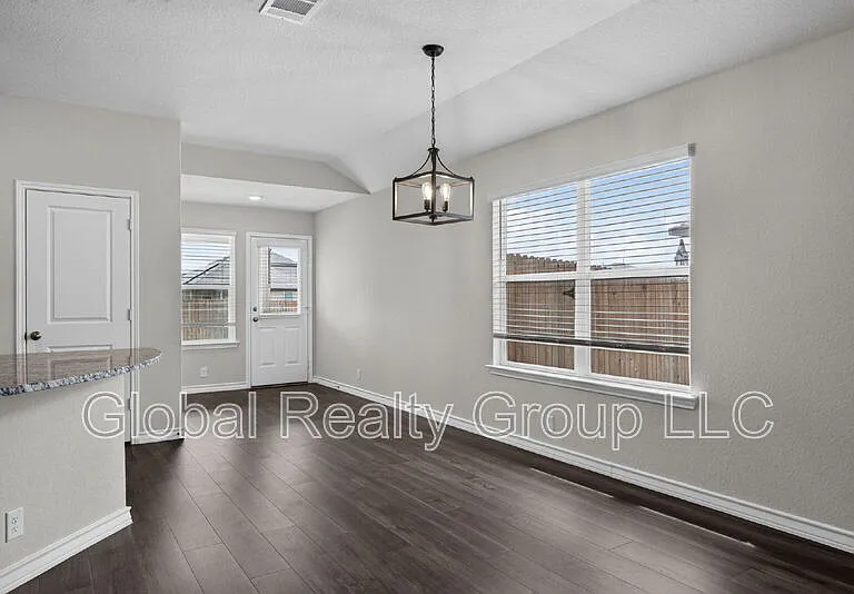 515 Diamond Shls — Photo 16