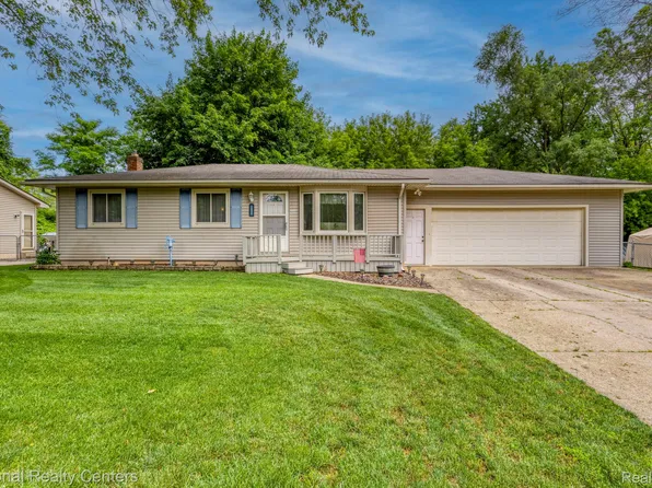 9150 Maplewood Dr, White Lake, MI 48386