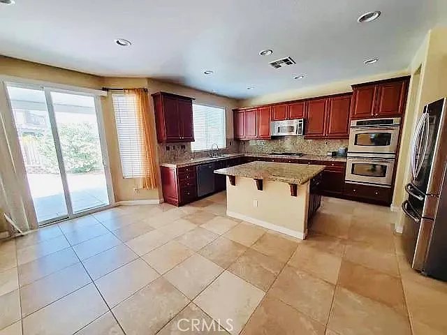 5 bed, 4.5 bath, 4053 sqft, $3,800 — Photo 3
