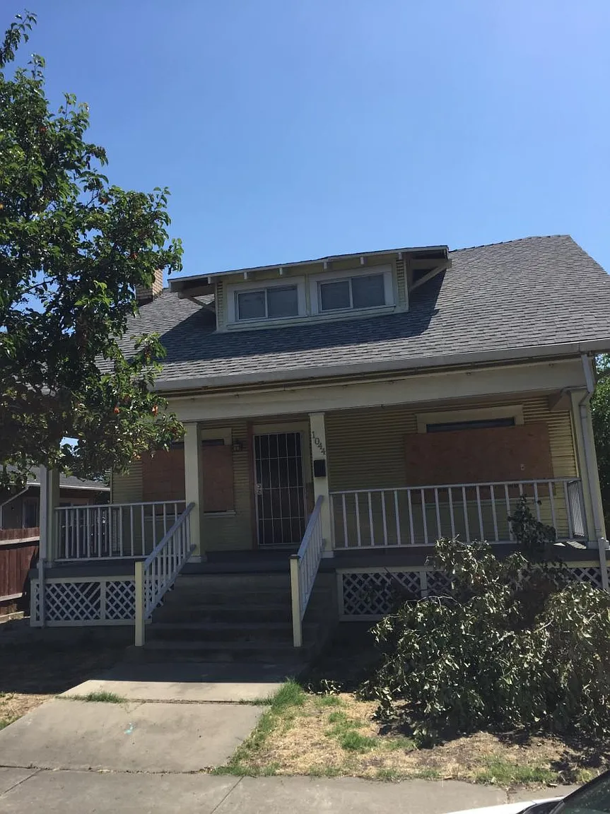 1044 N Airport Way photo 1