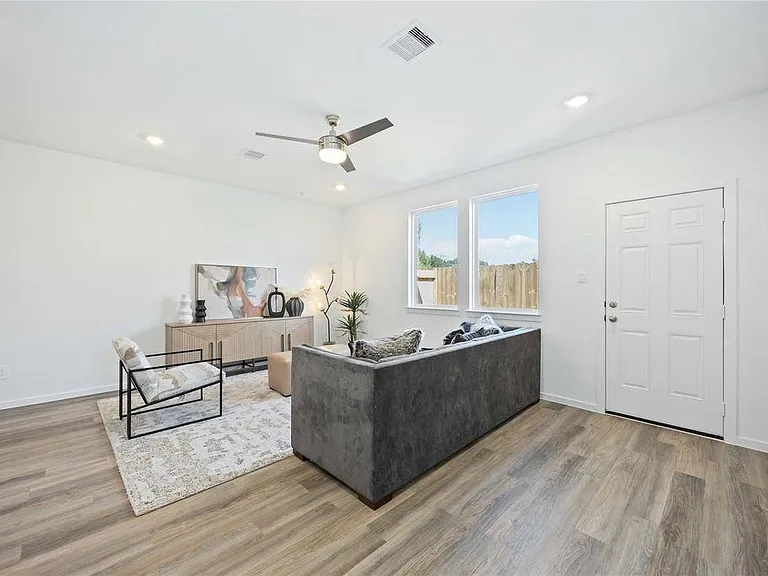5930 Manning Oaks St — Photo 3