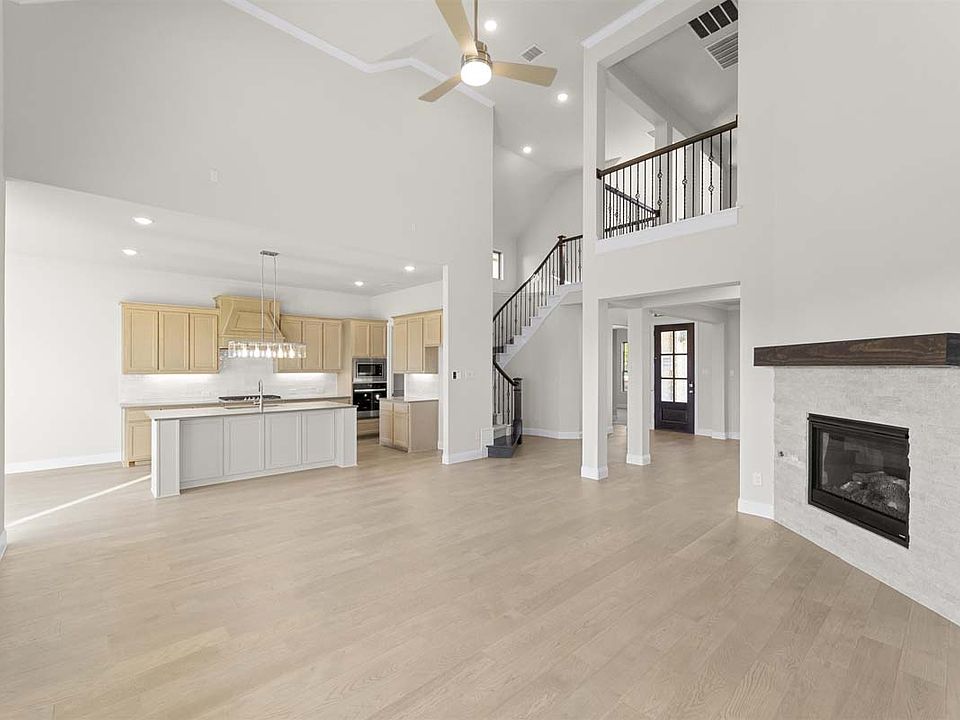 Arlington floor plan by Pacesetter Homes featuring a spacious two-story layout with 4 bedrooms, open