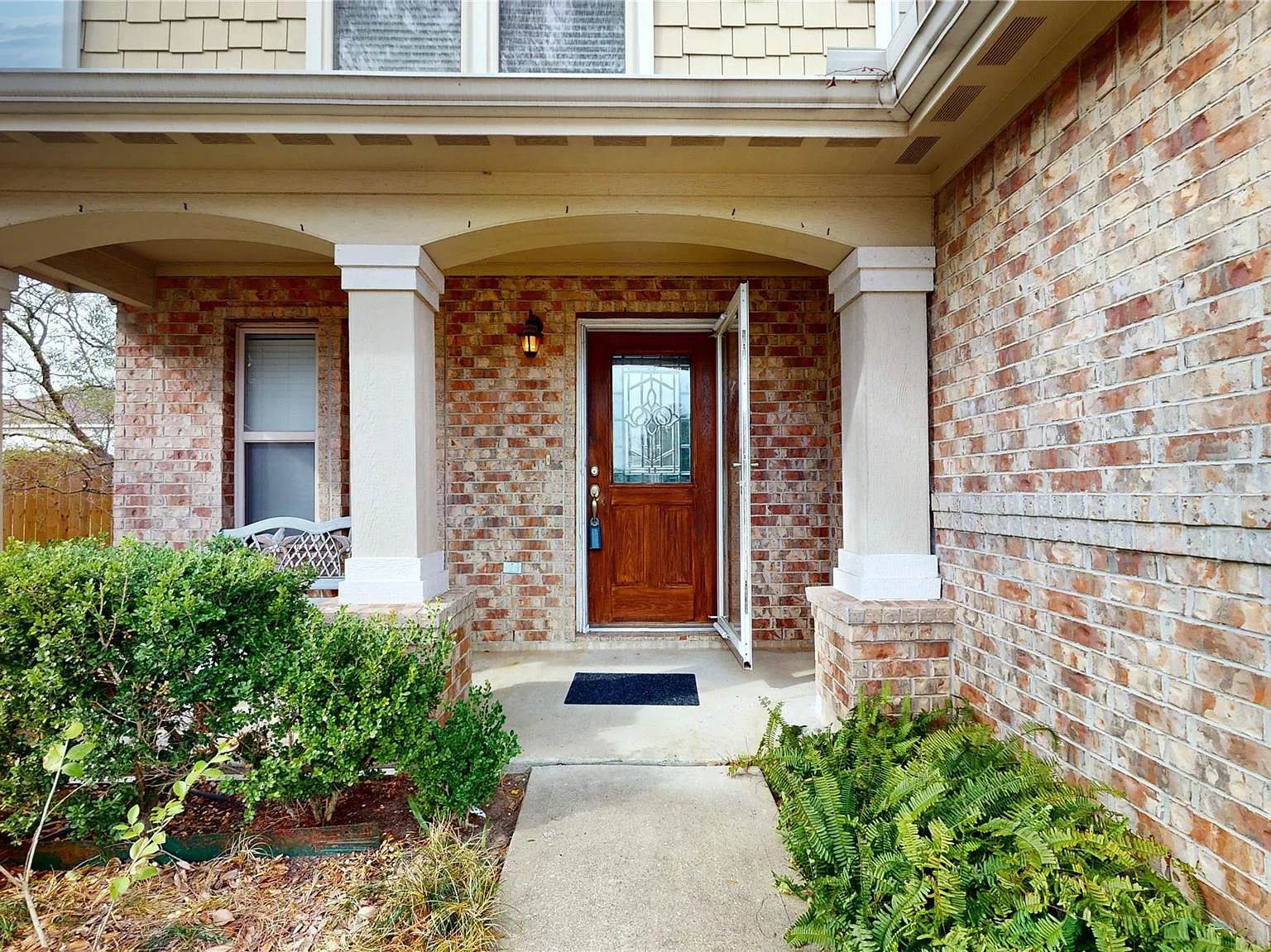 4 bed, 2.5 bath, 2240 sqft, $2,500 — Photo 2