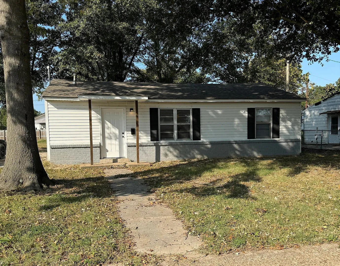 3 Bed / 1 Bath House In Truman. Ready Now! — Photo 1