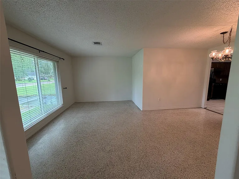 3011 Longwood Ln — Photo 5