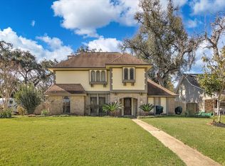 137 Arrowwood St, Lake Jackson, TX 77566