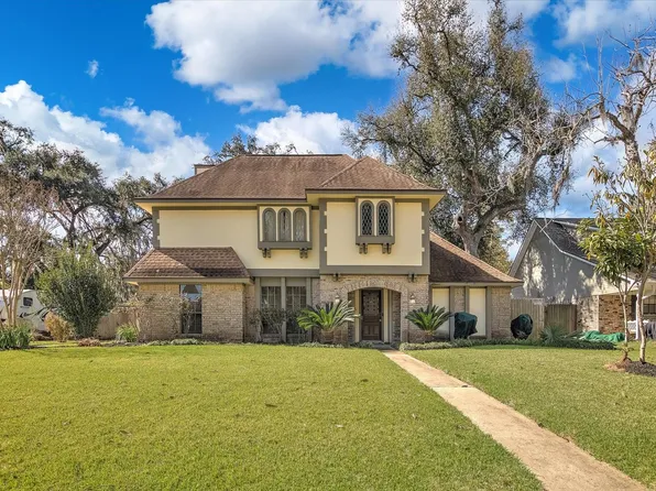 137 Arrowwood St, Lake Jackson, TX 77566