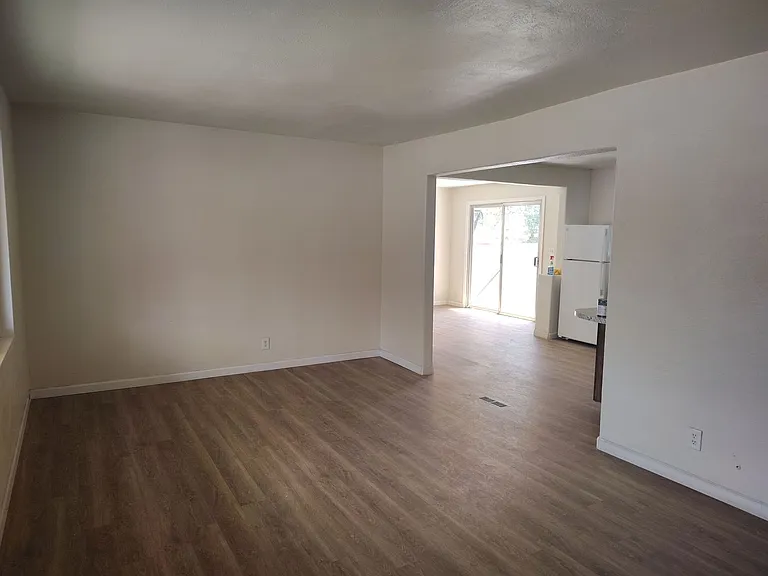 5614 Euclid Ave NE — Photo 2