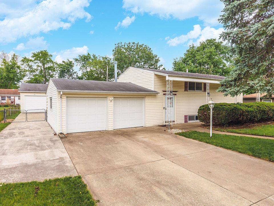 1st image of 18 Oakwood Dr