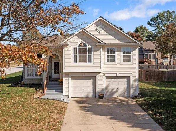 601 SE Sumpter Dr, Lees Summit, MO 64063