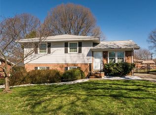 2216 Woodberry Dr, Greensboro, NC 27403