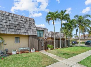 904 Waterview Dr, Palm Springs, FL 33461