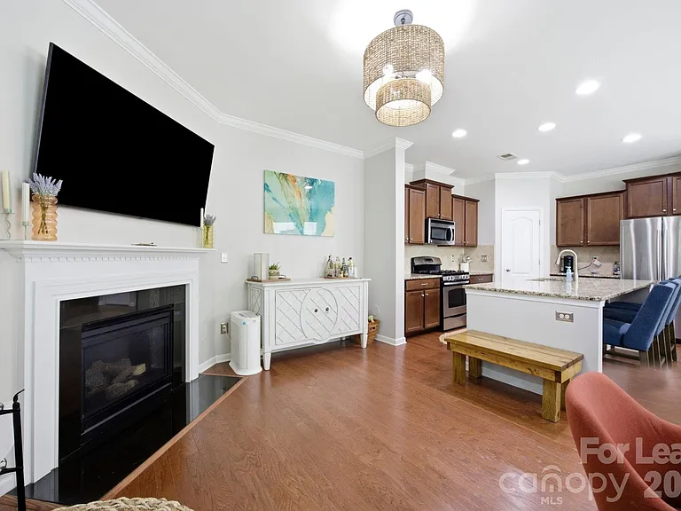 7037 Broughton Ln — Photo 4